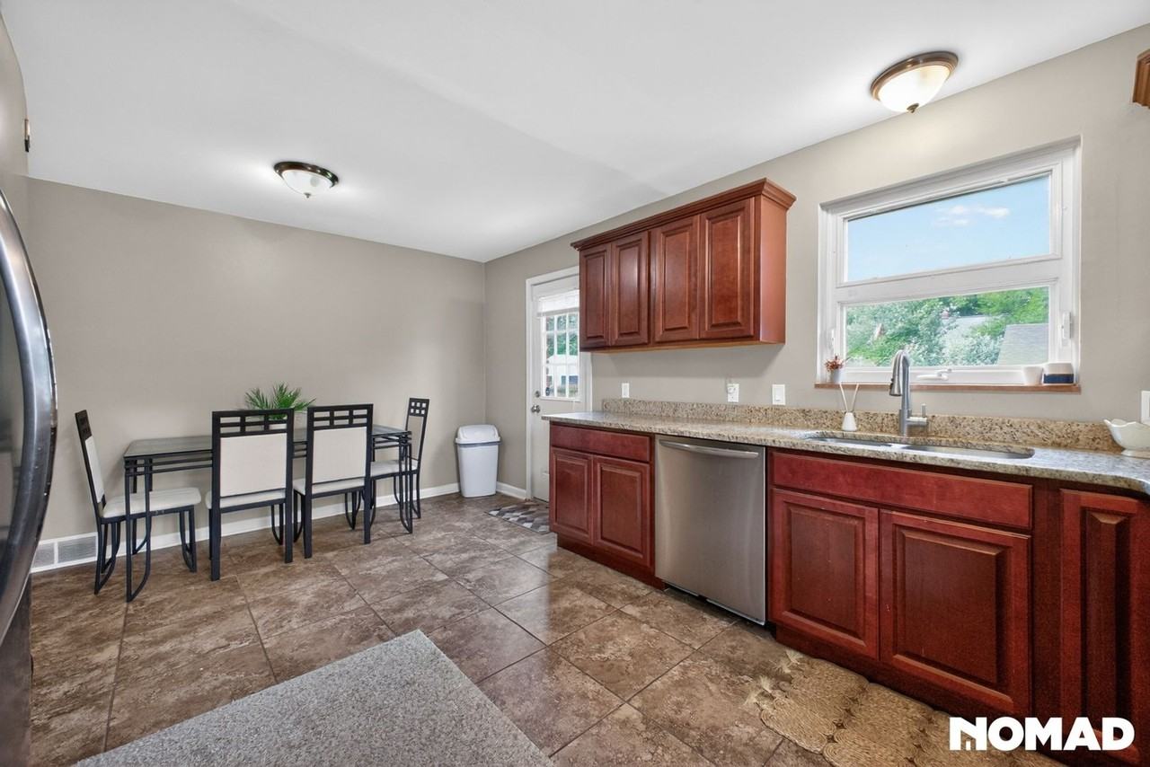 1723 Edgewood Dr - Photo 3 of 33