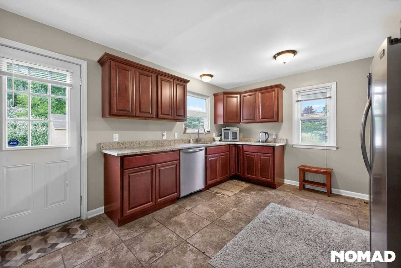 1723 Edgewood Dr - Photo 4 of 33