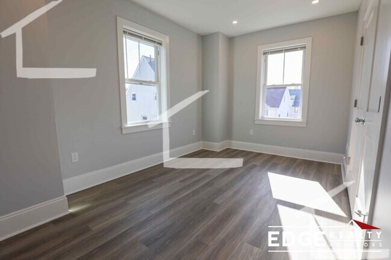 82 N Beacon St - Photo 4 of 10