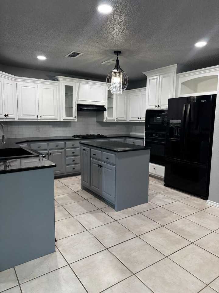 10008 York Ave - Photo 4 of 18