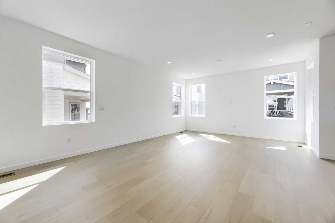 10940 Stanza Ln - Photo 5 of 35