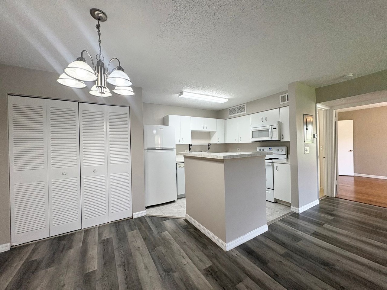 380 Lakepointe Dr #204 - Photo 7 of 24