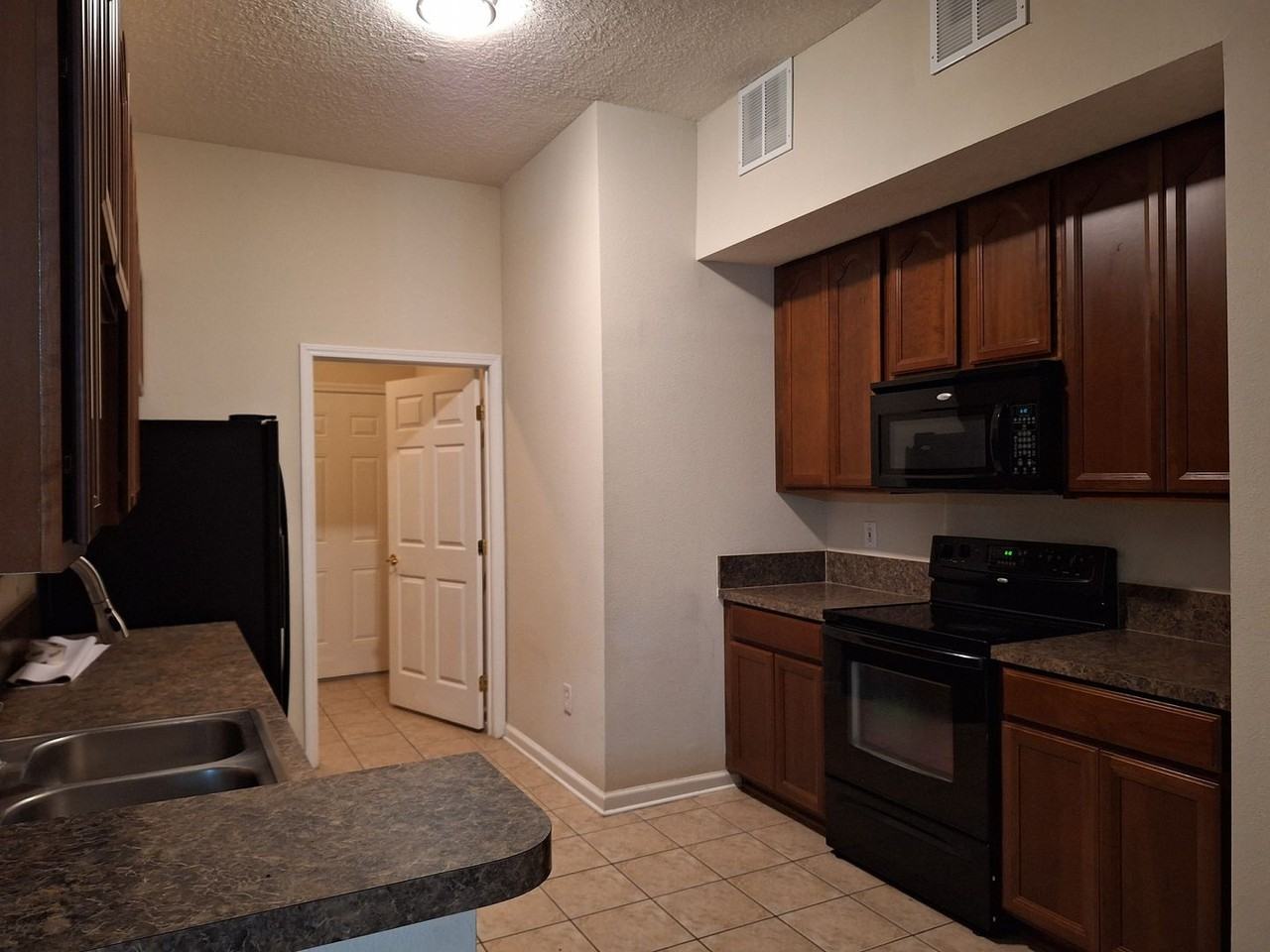 7032 Deer Lodge Cir #101 - Photo 4 of 16