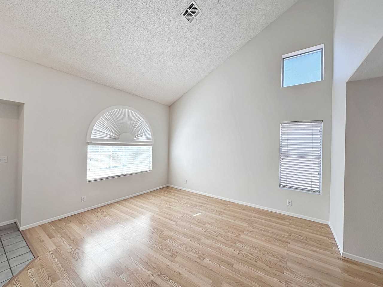 3317 Surfline Dr - Photo 4 of 36