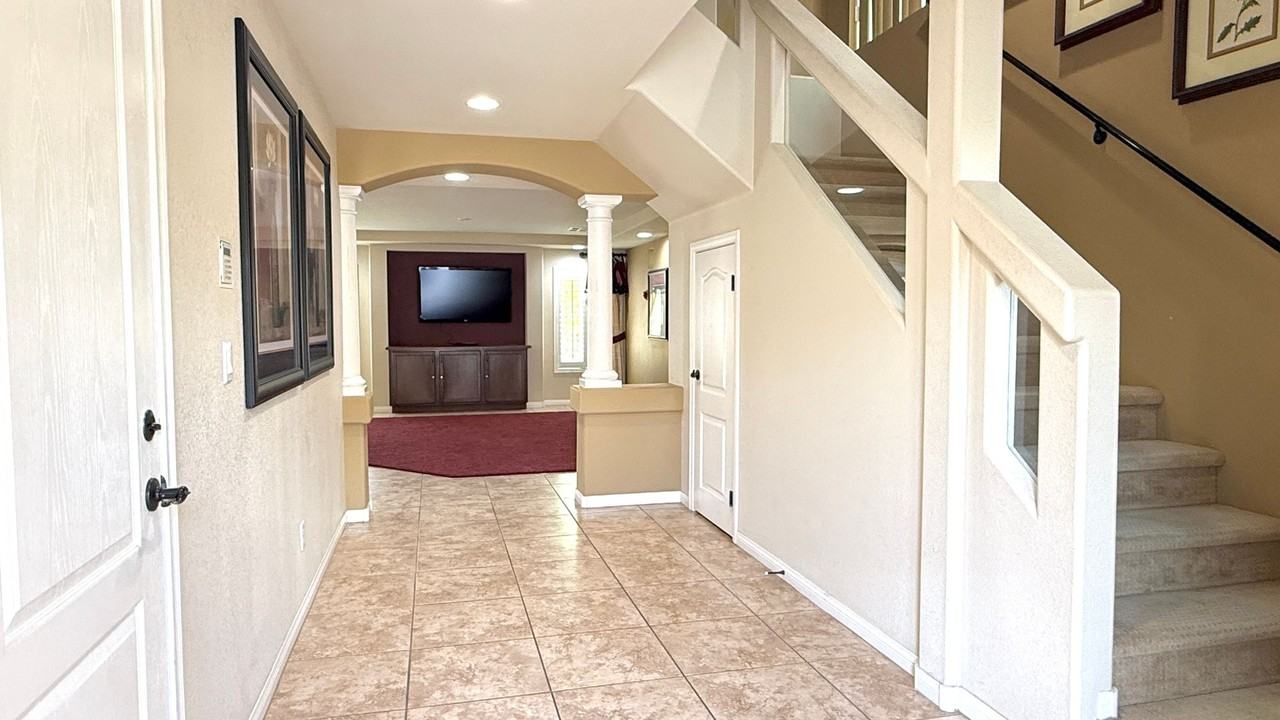 6825 Philharmonic Ave - Photo 4 of 50