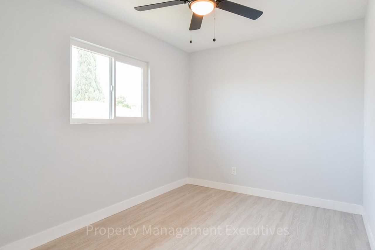 4038 Winona Ave - Photo 7 of 10