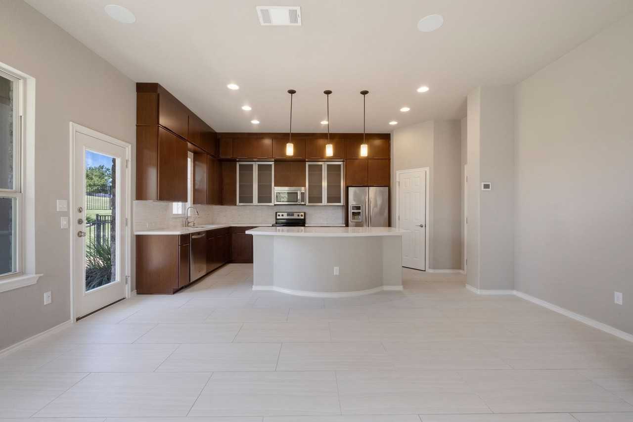 2105 Town Centre Dr #5 - Photo 6 of 34