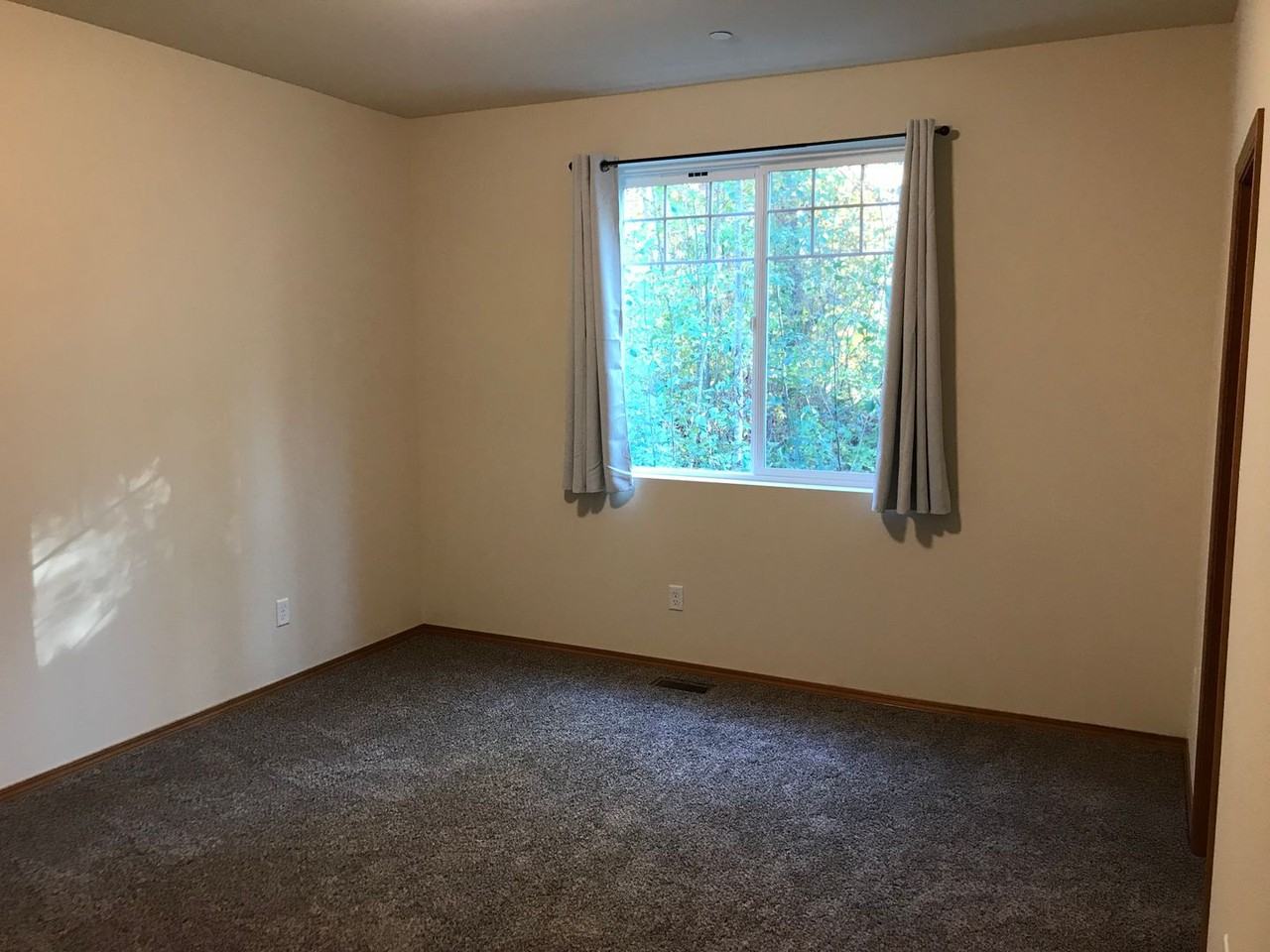 715 Kodiak Ln - Photo 4 of 12