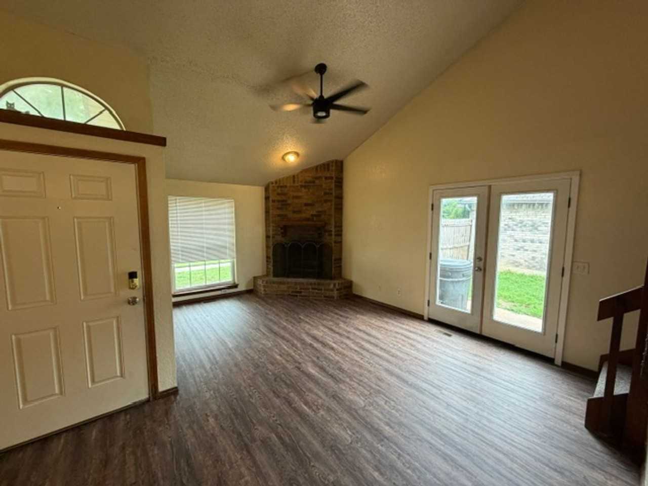 2124 Lonnie Ln - Photo 3 of 20