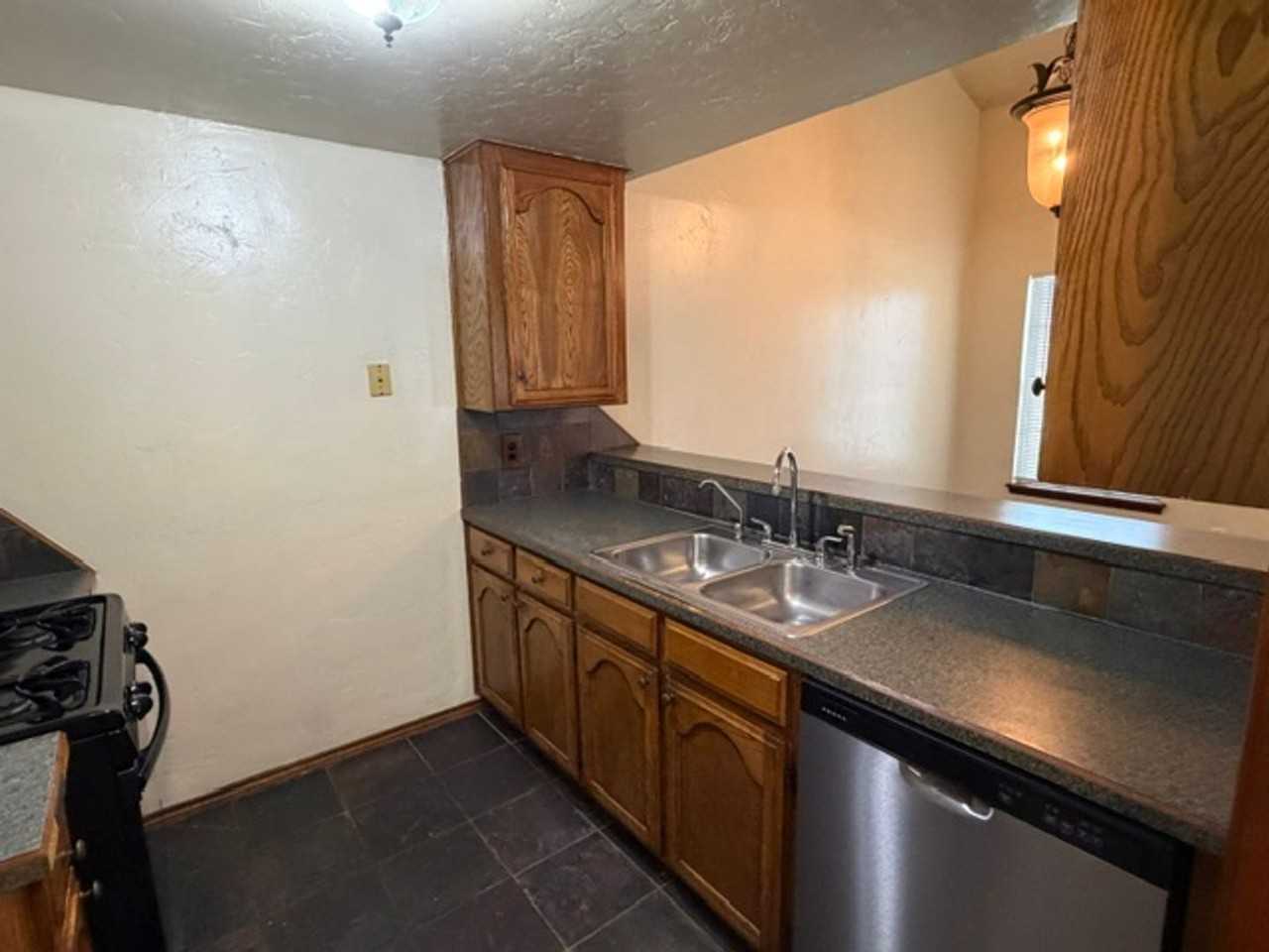 2124 Lonnie Ln - Photo 7 of 20