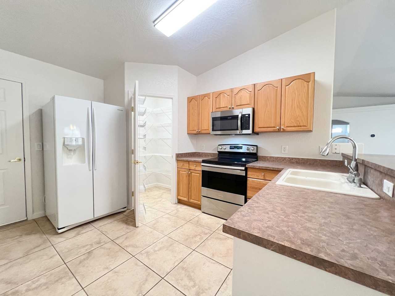 5921 N Bentley Dr - Photo 3 of 17