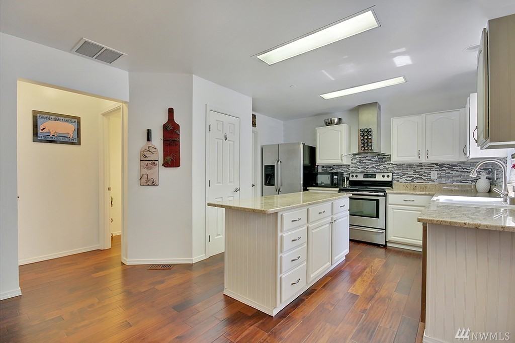 1637 Mcdonald Ave - Photo 3 of 10