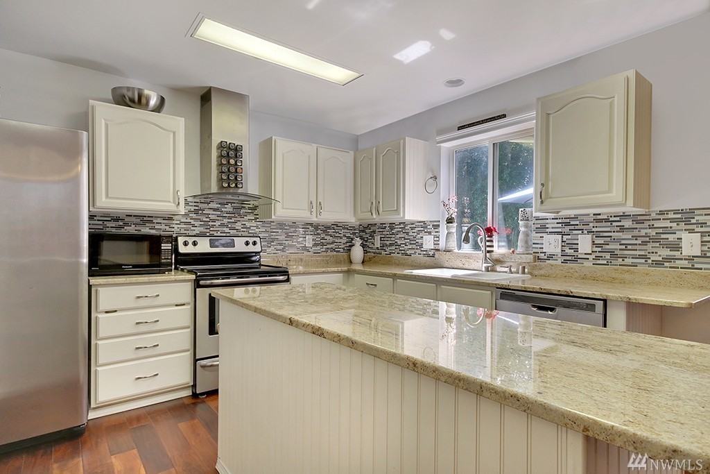 1637 Mcdonald Ave - Photo 4 of 10