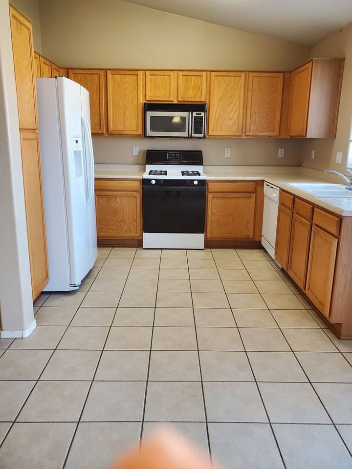 2514 S 110th Dr - Photo 4 of 23