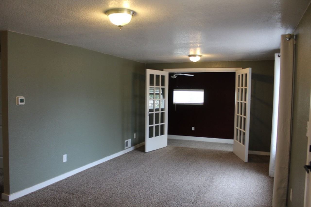 7496 Locust St - Photo 4 of 21