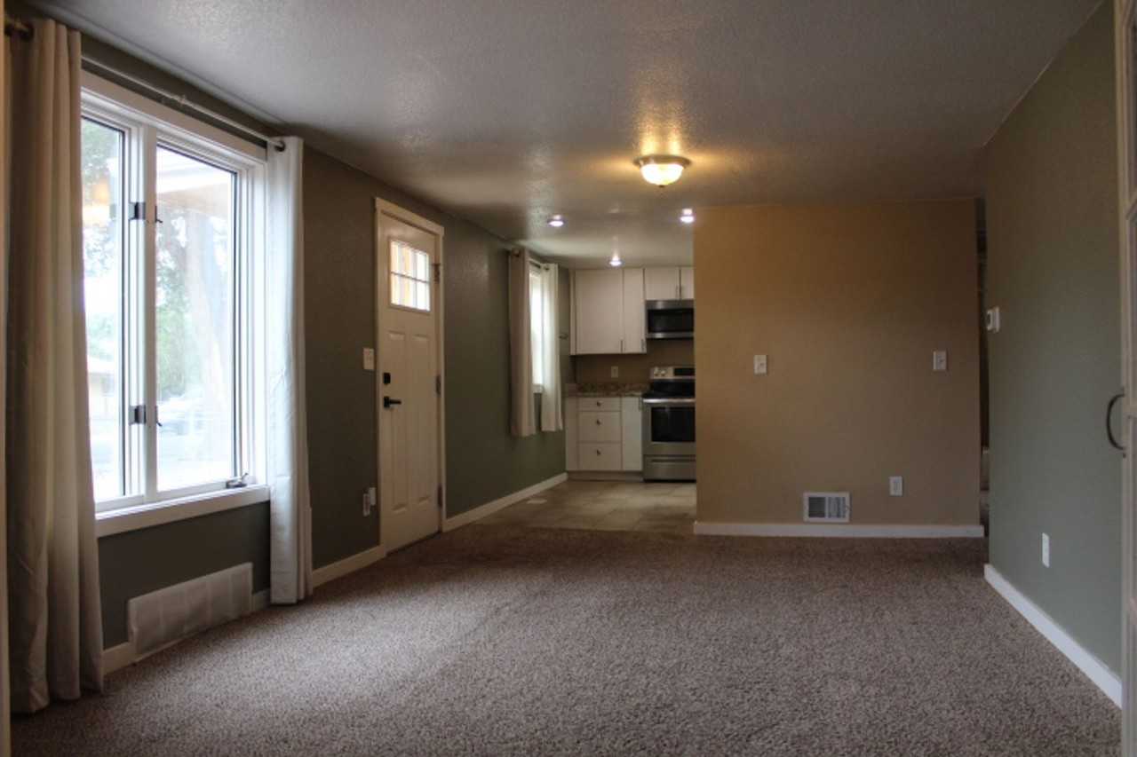 7496 Locust St - Photo 5 of 21
