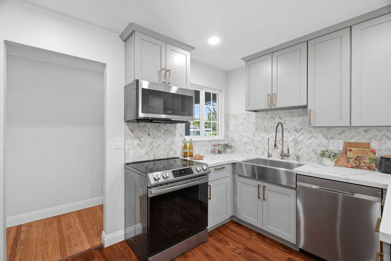3802 W Rincon Ave - Photo 4 of 22