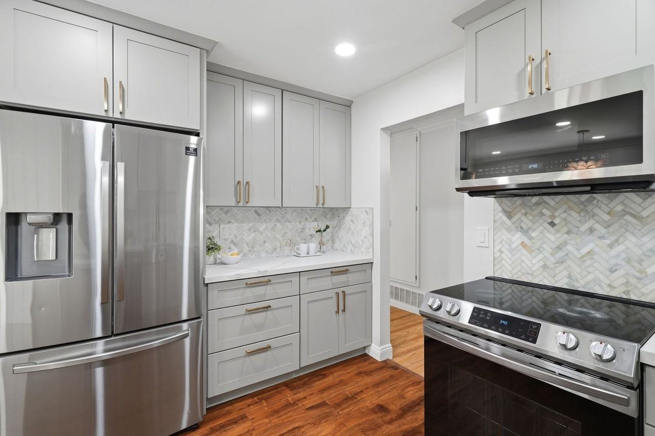 3802 W Rincon Ave - Photo 5 of 22