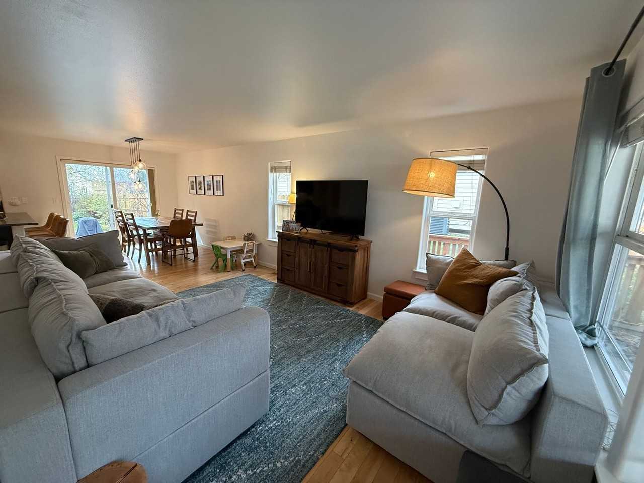 1579 Nw Albany Ave - Photo 3 of 31
