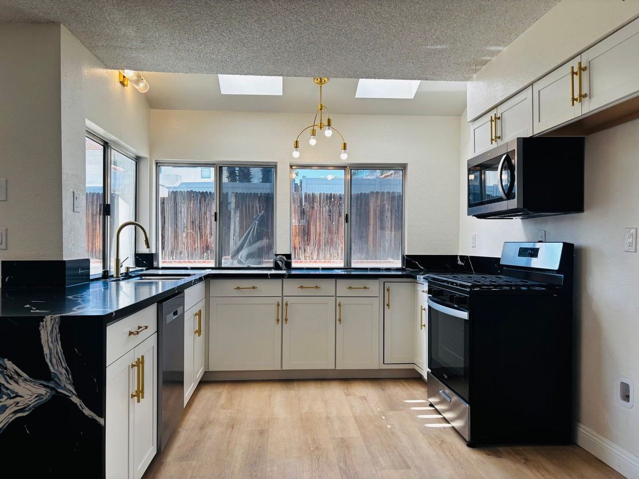 23606 Parkland Ave - Photo 4 of 10