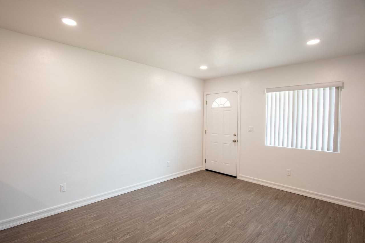 462 Davidson St - Photo 3 of 9