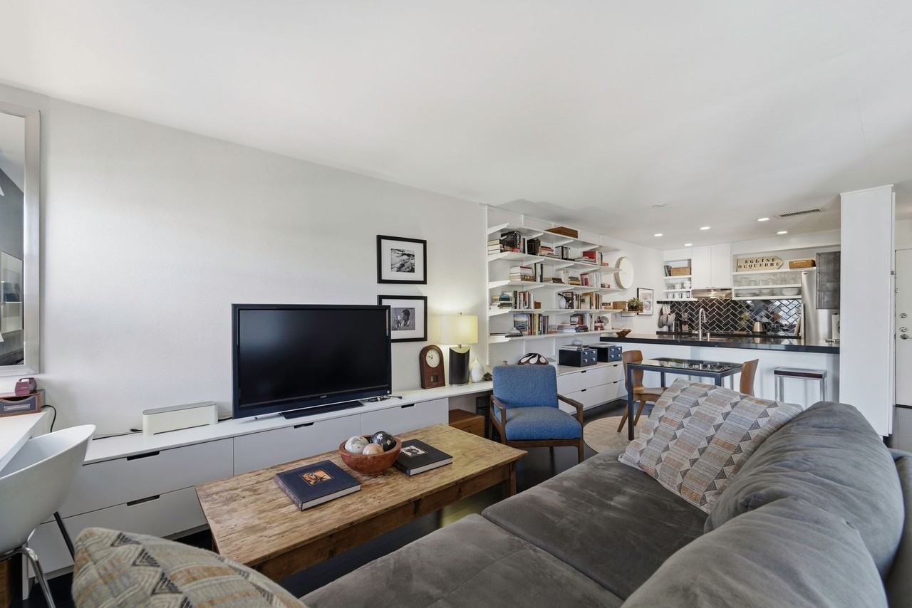740 N Kings Rd - Photo 3 of 22
