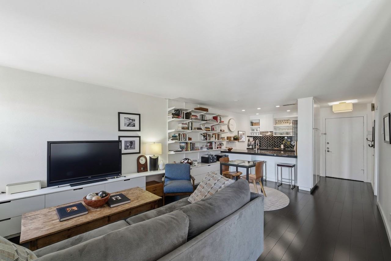 740 N Kings Rd - Photo 5 of 22