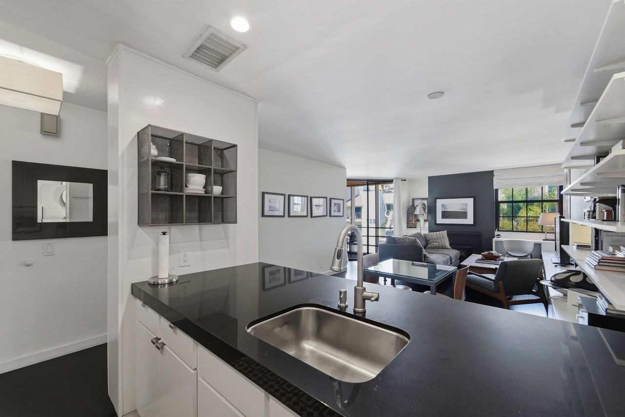 740 N Kings Rd - Photo 6 of 22