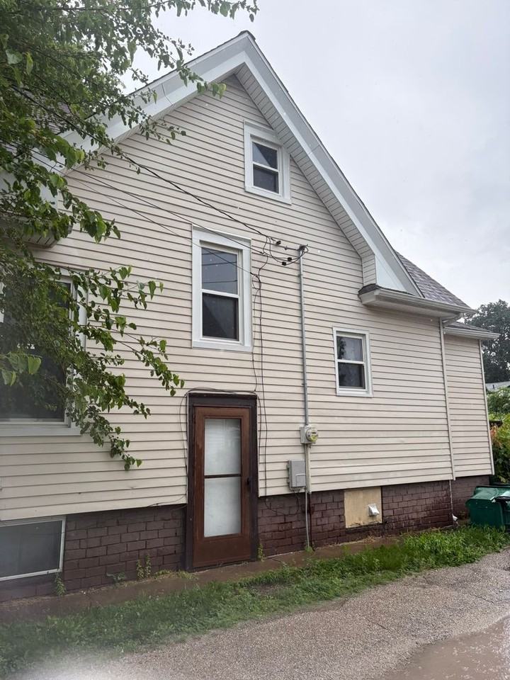1354 E Losey St - Photo 3 of 5