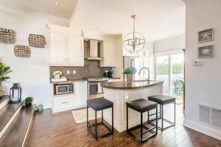 2256 Queen St E #1 - Photo 6 of 11