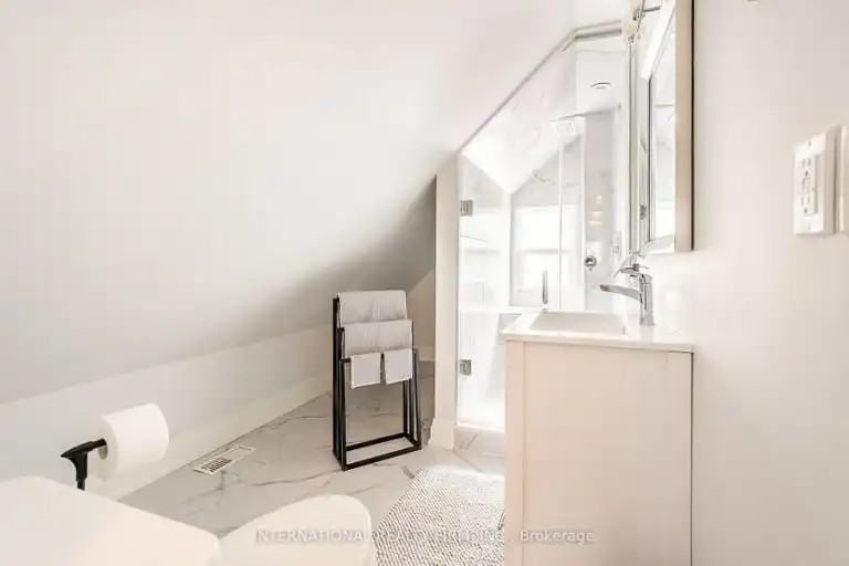 2256 Queen St E #1 - Photo 7 of 11