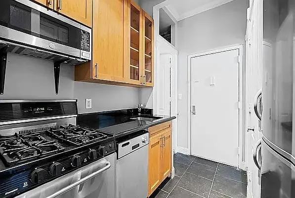E 13th St #2C - Photo 4 of 20