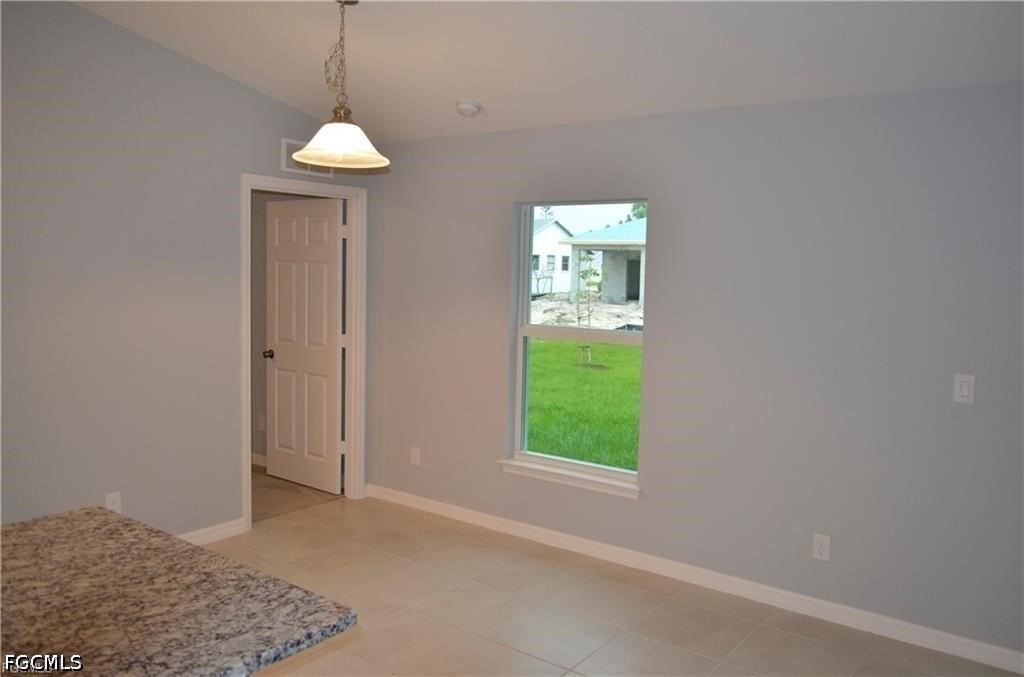 1127 Ne 10th St - Photo 4 of 16