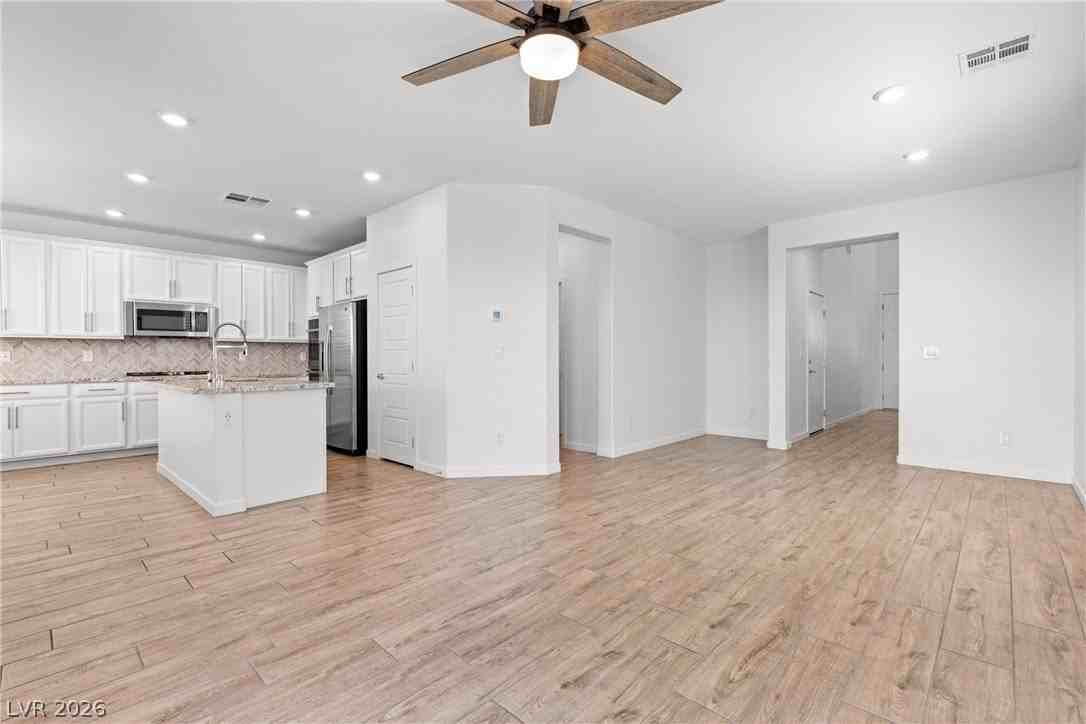 12349 Harbor Isle Ave - Photo 5 of 39