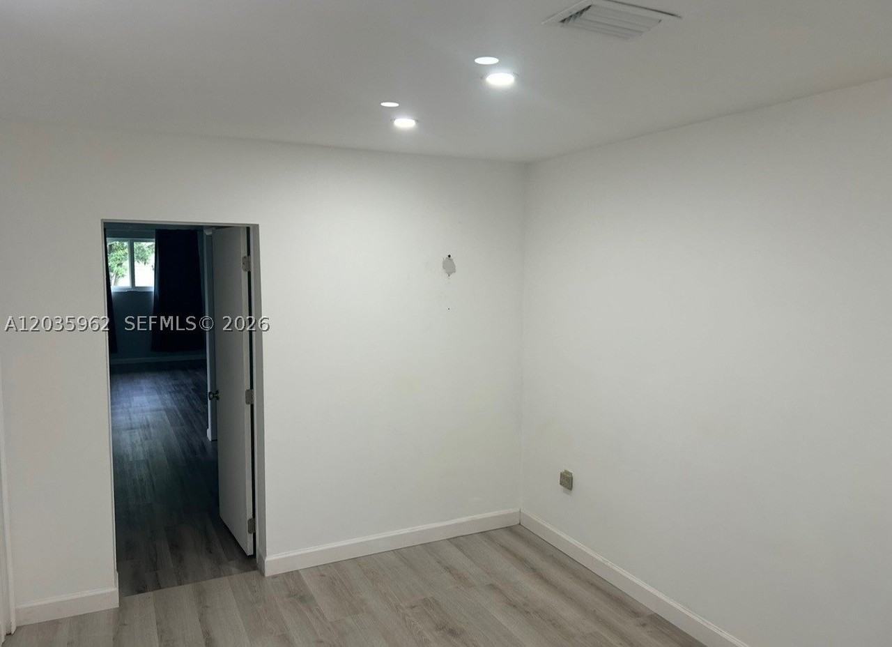 8764 Sw 54th Ter - Photo 5 of 20