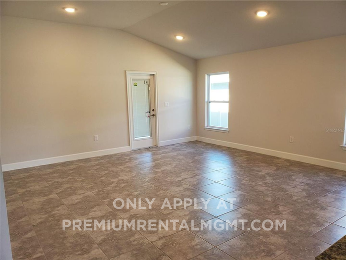1138 Berry Ln - Photo 4 of 15