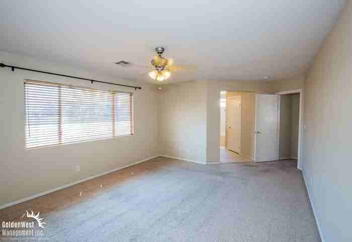 216 Mchenry St - Photo 4 of 11