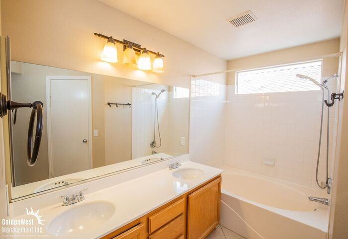 216 Mchenry St - Photo 5 of 11
