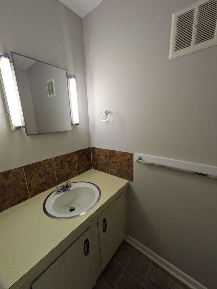 225 2nd St Se #09 - Photo 5 of 10