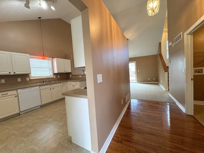 8613 Clover Glade Dr - Photo 4 of 40
