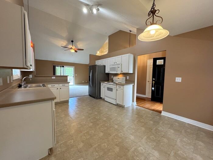 8613 Clover Glade Dr - Photo 6 of 40