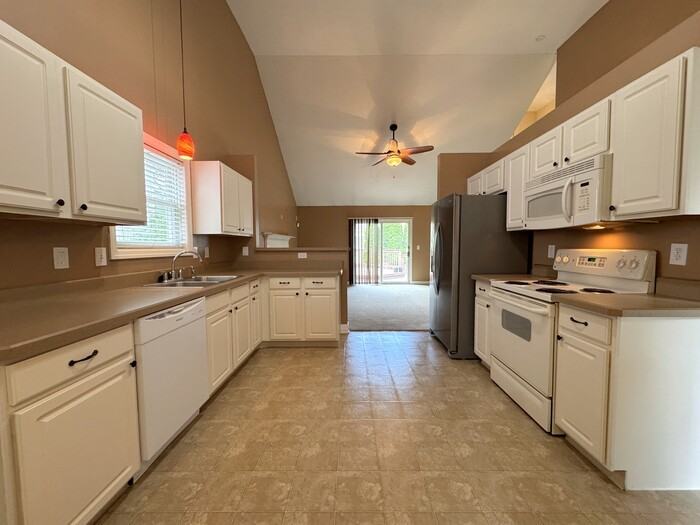 8613 Clover Glade Dr - Photo 7 of 40