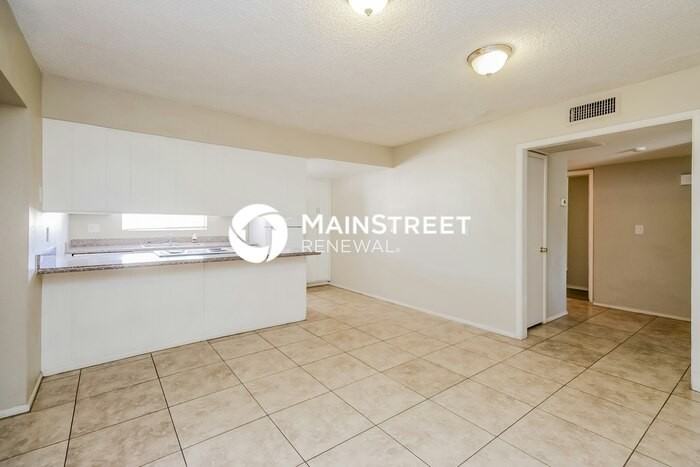5808 W Holly St - Photo 5 of 16