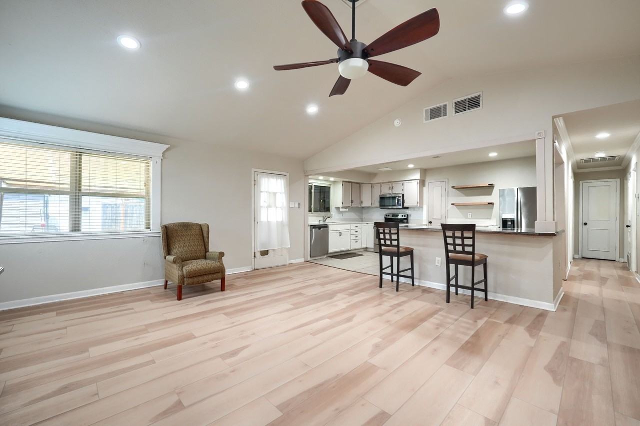 1273 Valencia Ln - Photo 4 of 25