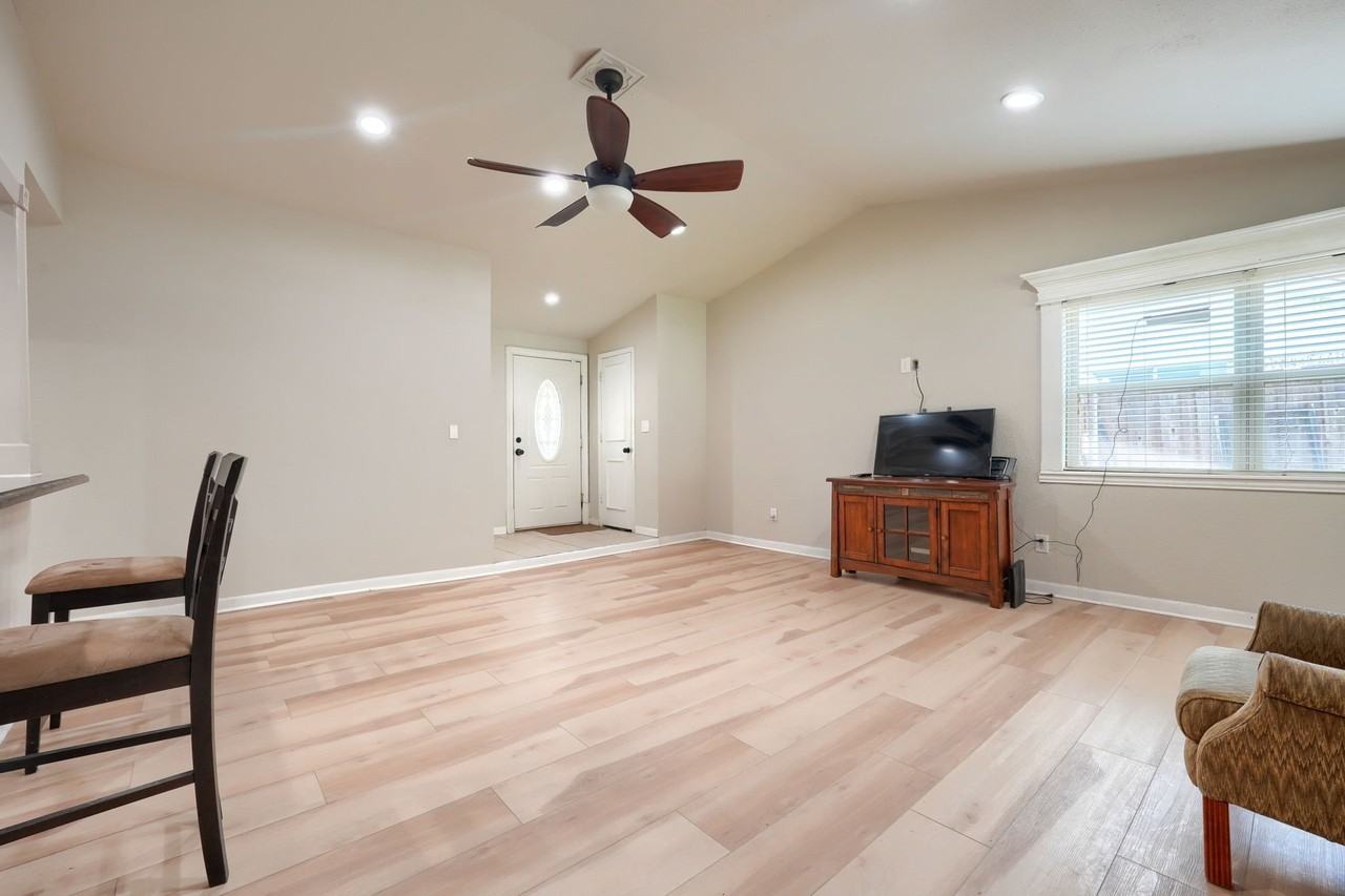 1273 Valencia Ln - Photo 5 of 25