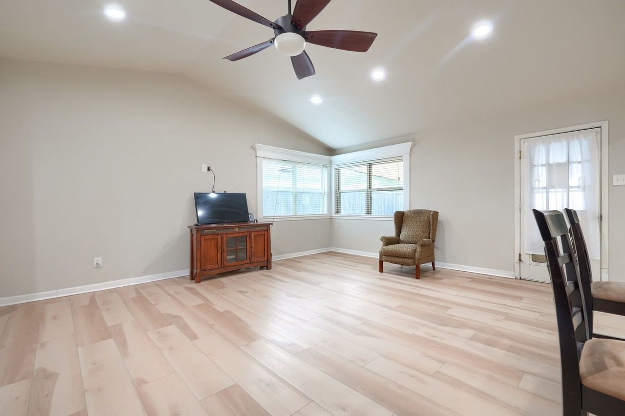 1273 Valencia Ln - Photo 7 of 25