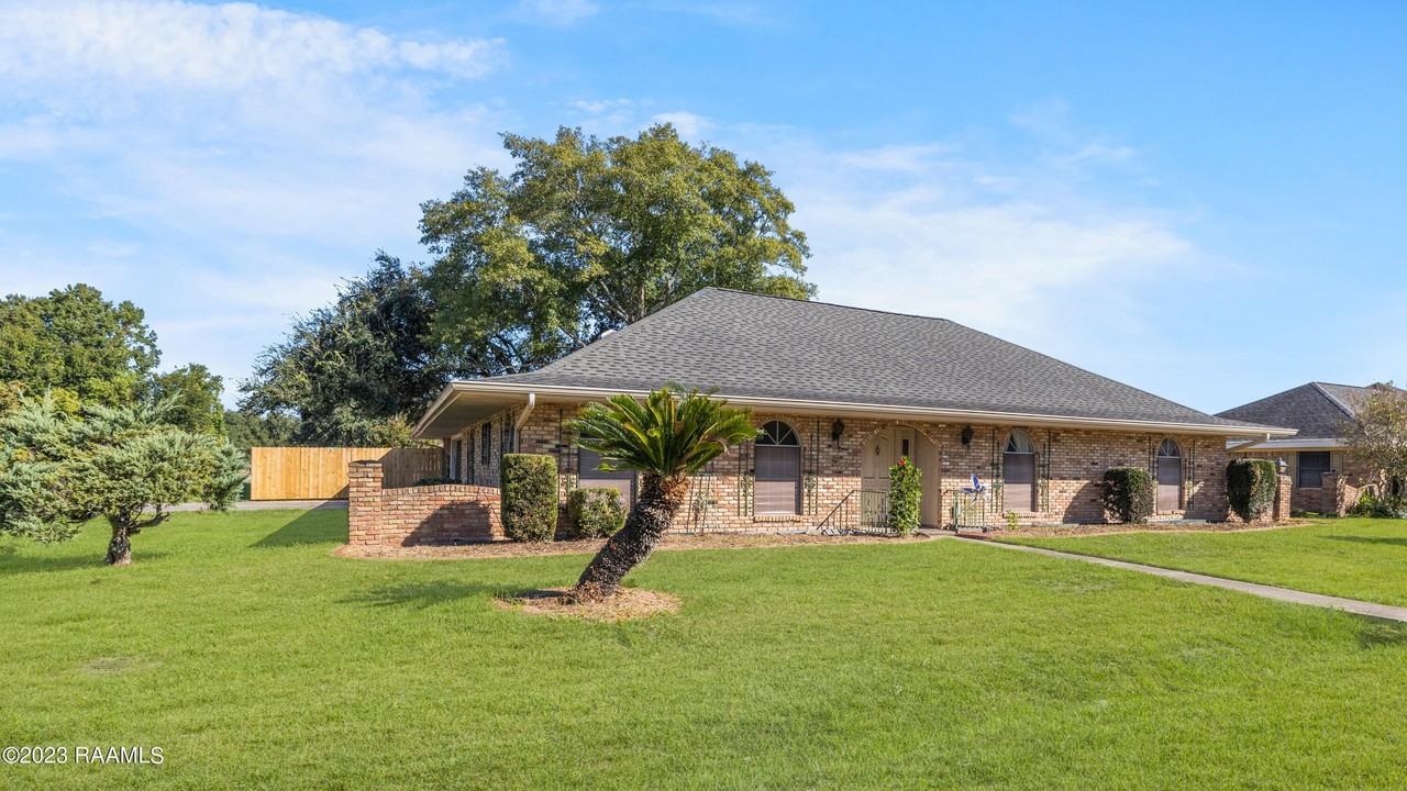 512 Monarch Dr - Photo 2 of 26