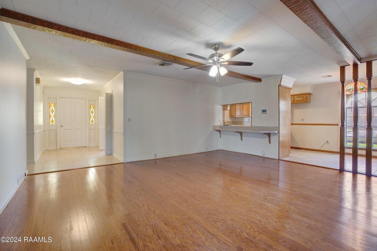 512 Monarch Dr - Photo 4 of 26