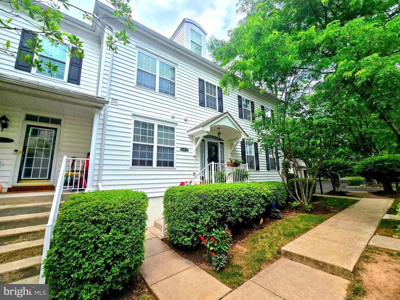 110 Lantern Dr