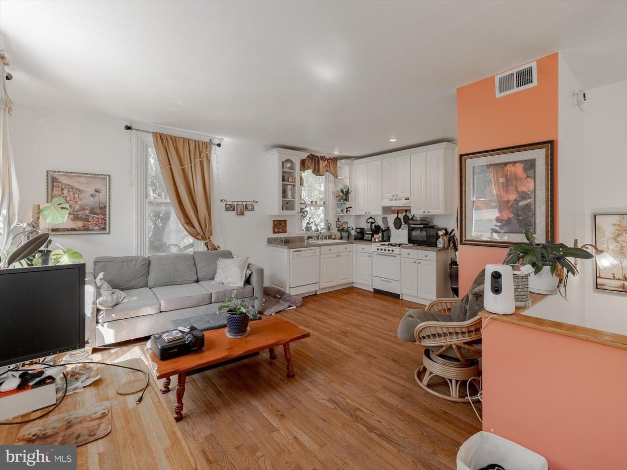 1108 Locust St #3rdFL - Photo 3 of 8